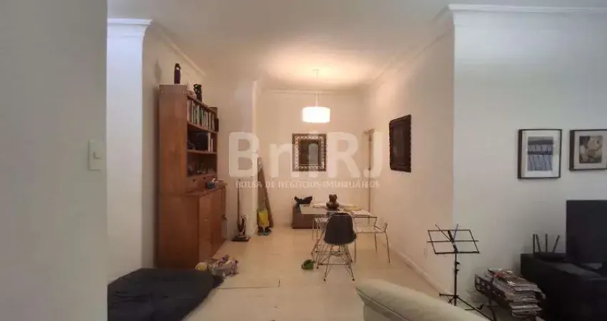 Vendo em rua bucólica em predio charmoso apartamento de 3 quartos, varanda, e dependencias em laranjeiras rio de janeiro-rj