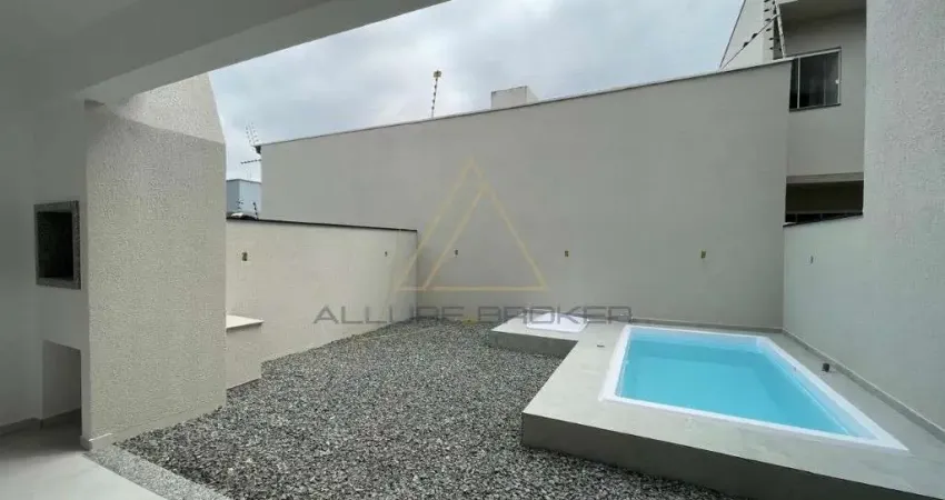 Sobrado com Piscina a 350 metros da avenida em piçarras no Itacolomi!