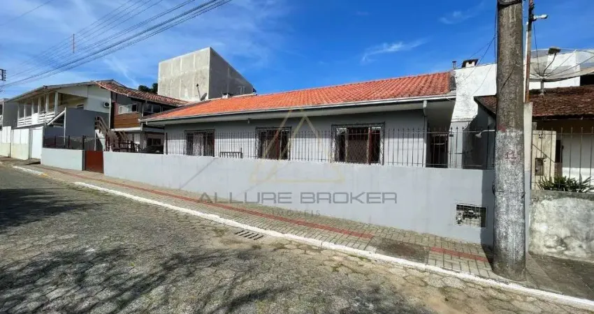 Casa a venda no centro de Balneario Piçarras próximo a mercado e todo comercio em geral, 500 metros da praia