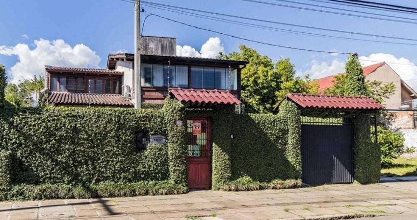 Imperdível! Casa à venda em Porto Alegre-RS, bairro Guarujá, 3 quartos, 1 suíte, 3 banheiros, 4 vagas, 235 m².