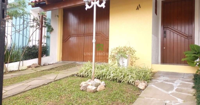 Casa com 3 Quartos, 3 Banheiros, 2 Vagas, 1 Suíte, 120m², pátio frente e fundos.