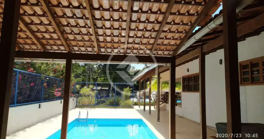 Casa de 4 quartos, com piscina privativa, aréa para churrasco e itens para jogos. codigo: 31653