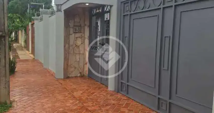 CASA COM 03 QUARTOS SENDO UMA SUÍTE A VENDA NO JARDIM FLAMBOYANT. codigo: 100215