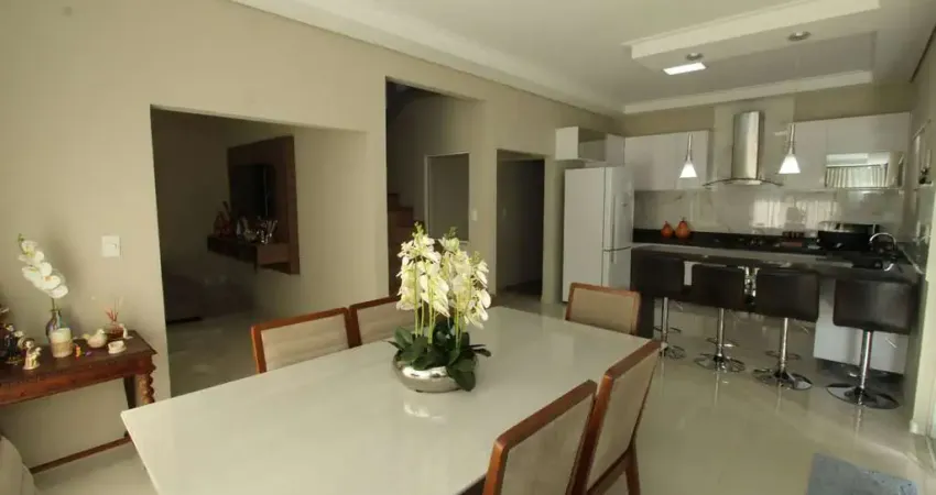 Casa de 290m² à venda no bairro Floresta em Pouso Alegre. 4 dormitórios, área gourmet com jacuzzi e 4 vagas.