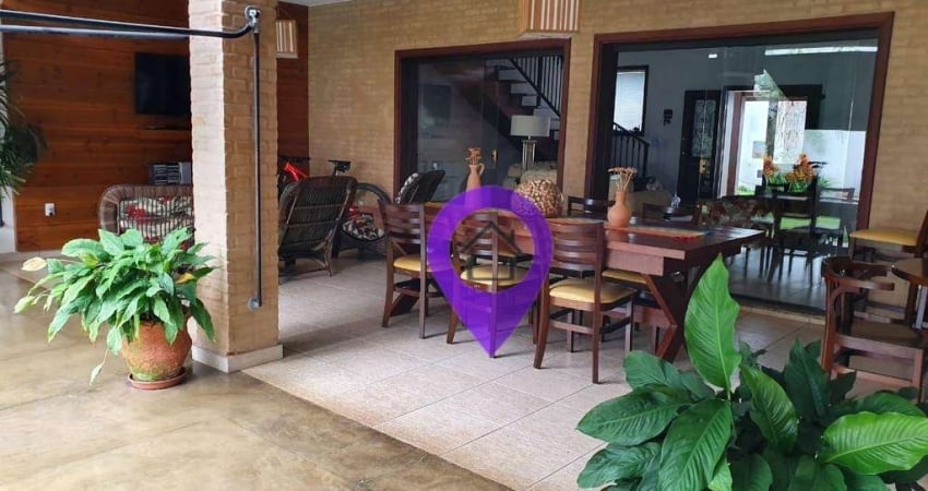 Casa de 400m² à venda no bairro Fátima I, Pouso Alegre. 3 dormitórios, 4 vagas e projeto arquitetônico rústico.
