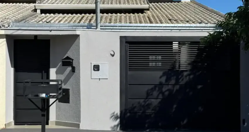 Casa térrea com área gourmet, piscina e garagem coberta para 03 carros