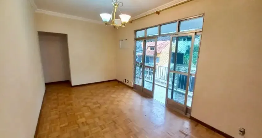 Apartamento com varanda e elevador próximo da Rua Cambaúba