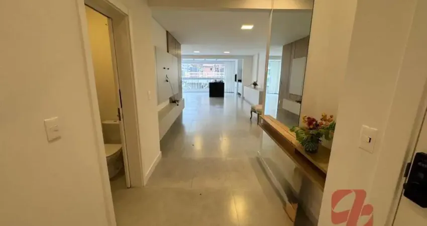 Amplo apartamento com móveis de excelente qualidade