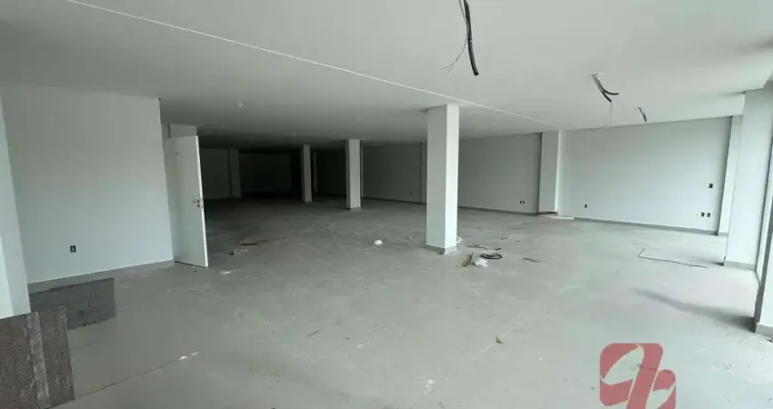 Sala comercial no centro de tijucas, 223m², 2 banheiros para alugar