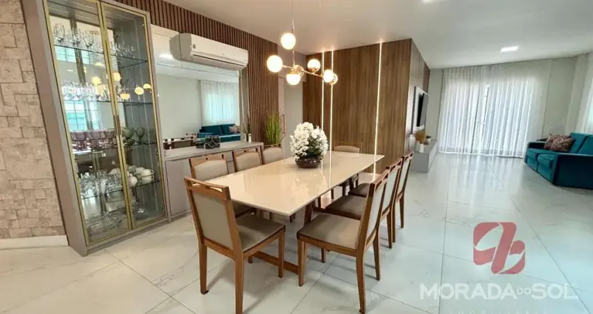 Apartamento de 3 suítes e 2 vagas bem localizado na meia praia