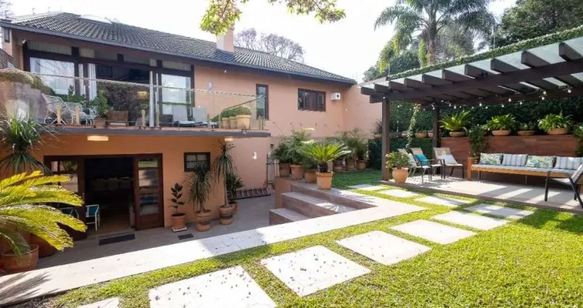 Casa à venda, 447m² privativos, 4 dormitórios sendo 2 suítes,