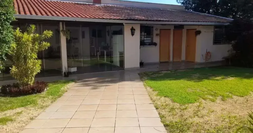 Residência espaçosa na zona 2 – 4 quartos, edícula e quintal amplo em maringá