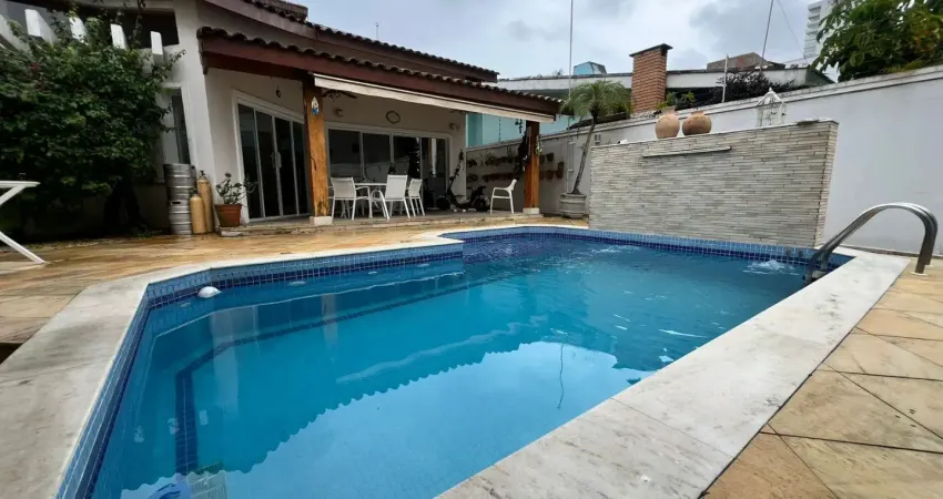 Casa de alto padrão na enseada – 4 suítes uma com jacuzzi - moderna, a poucos metros do mar