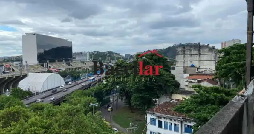 Apartamento com Área Privativa : / Residencial / Santa Teresa