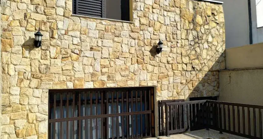 Casa ampla e ensolarada e dormitórios 1 suíte 2 vagas, localizada em área nobre da Vila Mariana, Jardim da Glória, com ótima e fácil mobilidade, rua arborizada.
