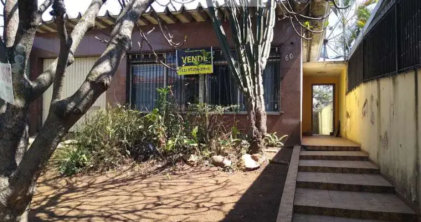 Casa para venda com 4 dormitórios, sendo 1 suíte, terreno de 400 m2, necessita de reforma completa, oportunidade de investimento e moradia.