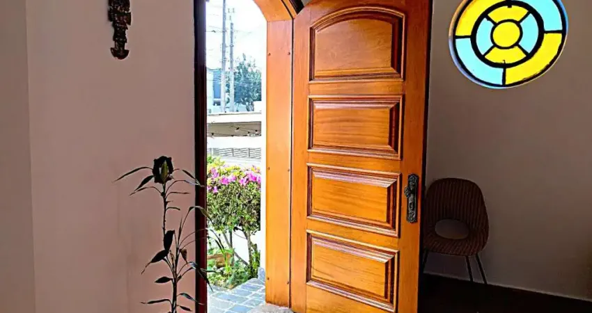 Casa alto padrão, estilo colonial, com 3 dormitórios, sendo 2 suítes churrasqueira, quintal, 6 vagas, excelente localização no jardim da glória, loteamento do klabin em região nobre da vila mariana