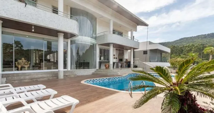 Aluguel anual: Casa em condomínio de alto padrão de 4 quartos em Balneário Camboriú