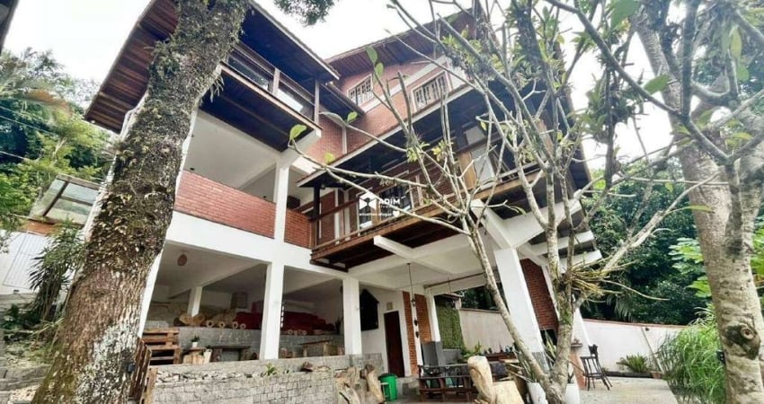Aluguel Anual casa mobiliada no Estaleiro com 3 suítes, sacada integrada, churrasqueira e garagem para 2 carros