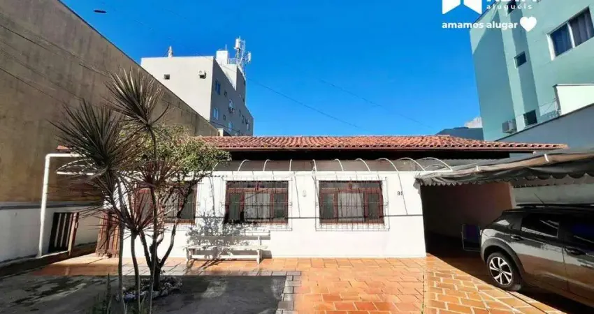 Aluguel Anual: Casa ampla com 7 quartos sendo 1 suíte no centro de Balneário Camboriú.