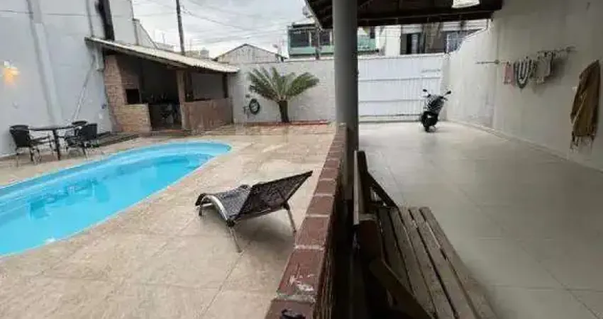 Aluguel anual: Casa com piscina no centro de Balneário Camboriú