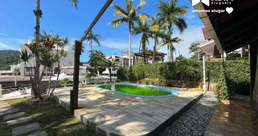 aluguel anual: Casa em condomínio com piscina em Baneário Camboriú