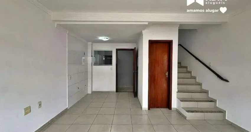 Aluguel anual: sobrado com 2 suítes, churrasqueira, sem mobilia e garagem. no centro de balneário camboriú