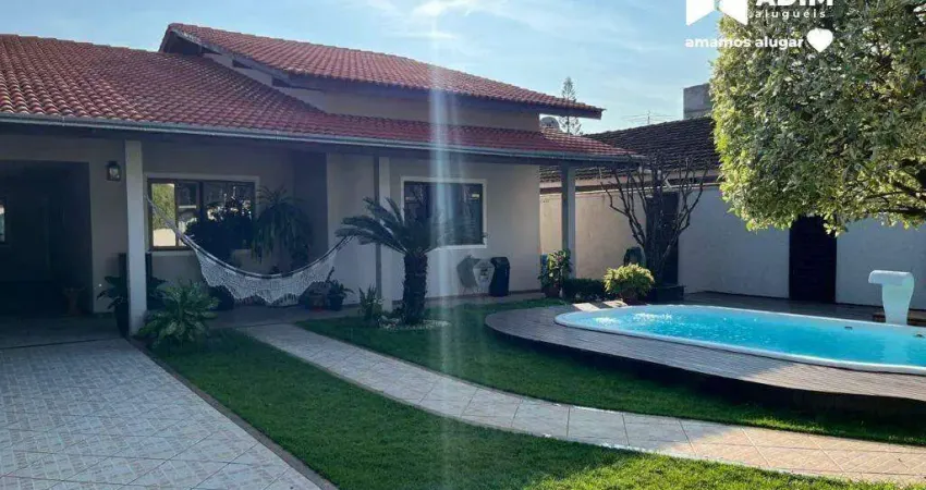 Aluguel anual: casa mobiliada com piscina, de 3 quartos sendo 1 suíte garagem para 4 carros em balneário camboriú