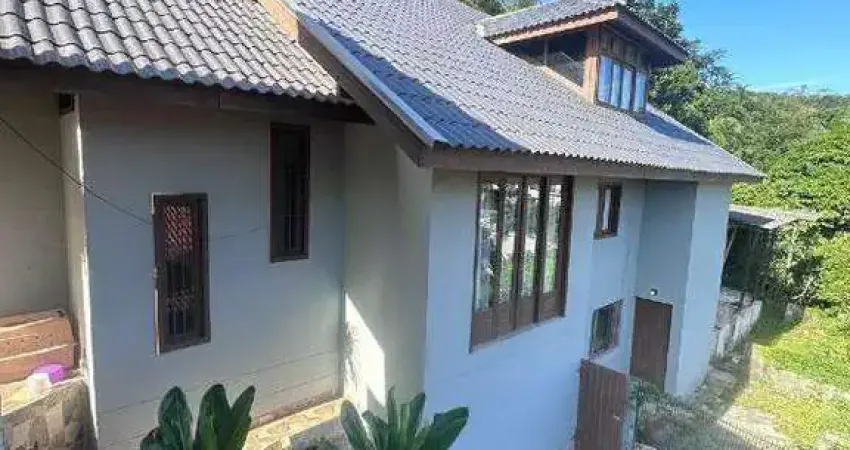 Aluguel anual: casa mobiliado com quartos em cabeçudas itajaí a poucos metros do mar.