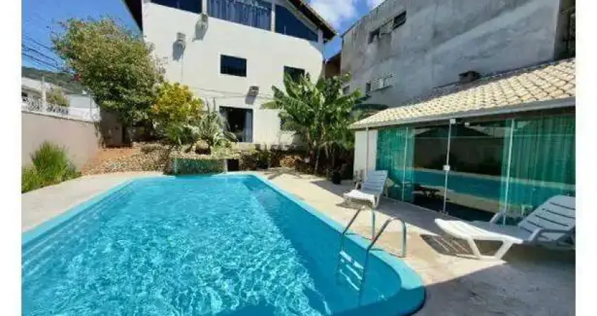 Aluguel anual: casa de 3 quartos com piscina e área gourmet no bairro nações em balneário camboriú