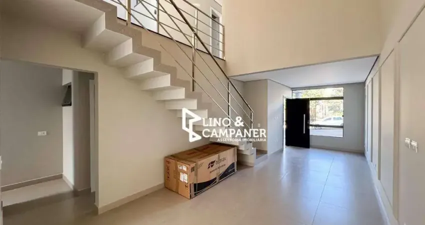 Sobrado com pé direito duplo e energia solar no morada das flores