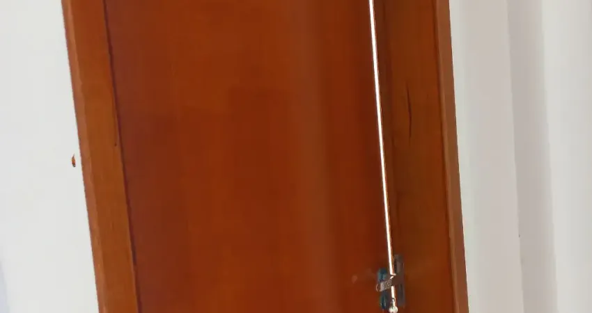 Apartamento térreo  com área externa.
