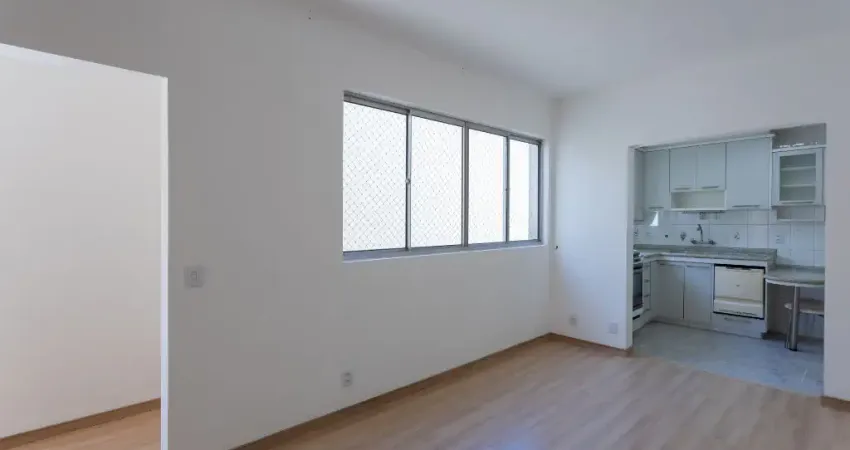 Apartamento espaçoso e iluminado no Centro de Floripa – 2 quartos + dependência!