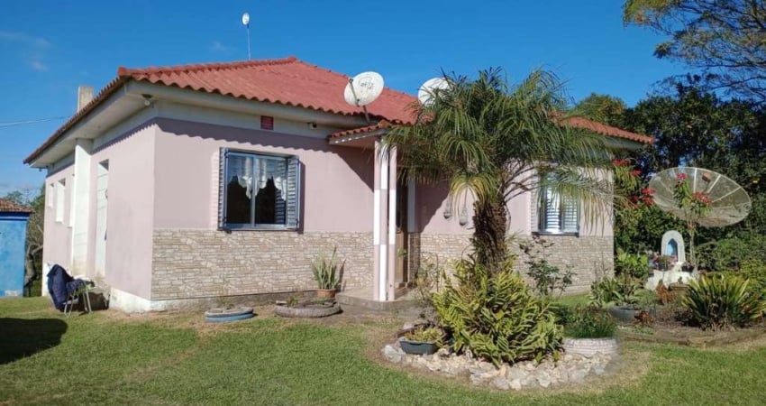 Sítio para Venda em Canguçu, Quarto Distrito, 3 dormitórios, 1 banheiro, 3 vagas
