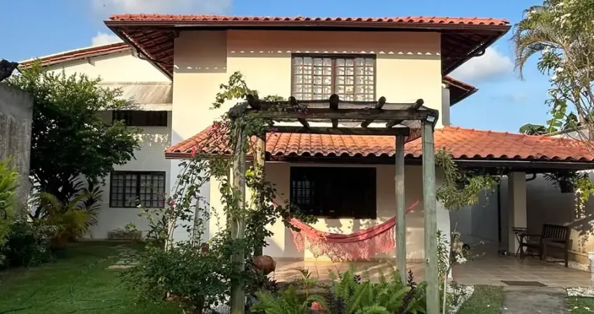 Excelente casa em condomínio fechado