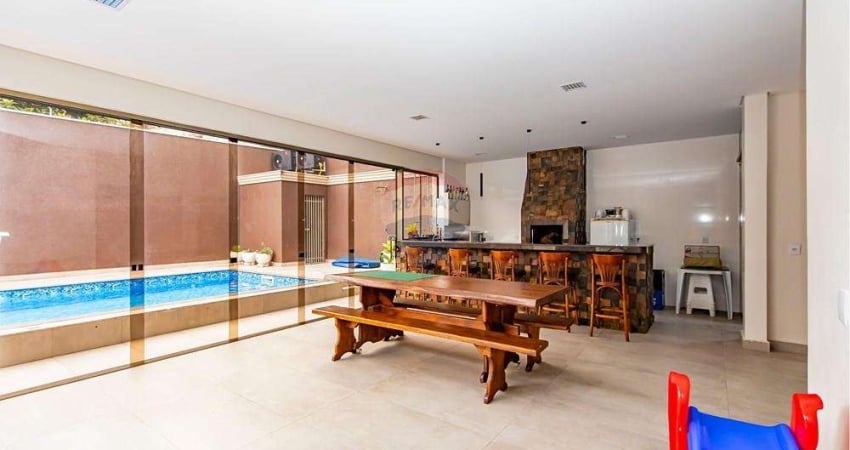 'Casa com piscina em Curitiba: Elegância e Conforto'