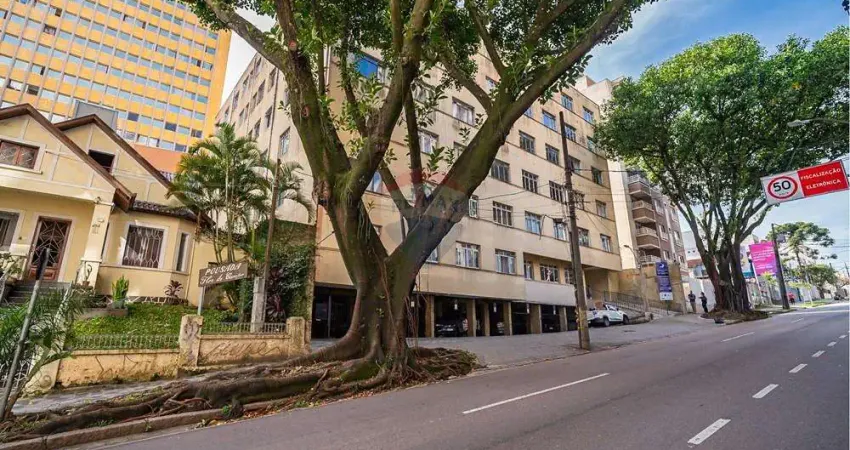Clássico com Toque Moderno – Apartamento Único no Centro
