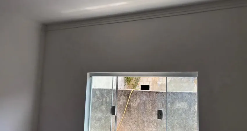 Esta encantadora casa localizada no jardim santa inês ii oferece tudo o que uma família pode desejar.