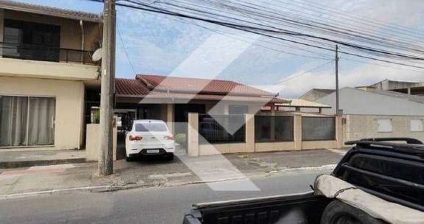 Otima Casa com 3 dormitorios e um sendo uma suite no Bairro Cordeiros em Itajai
