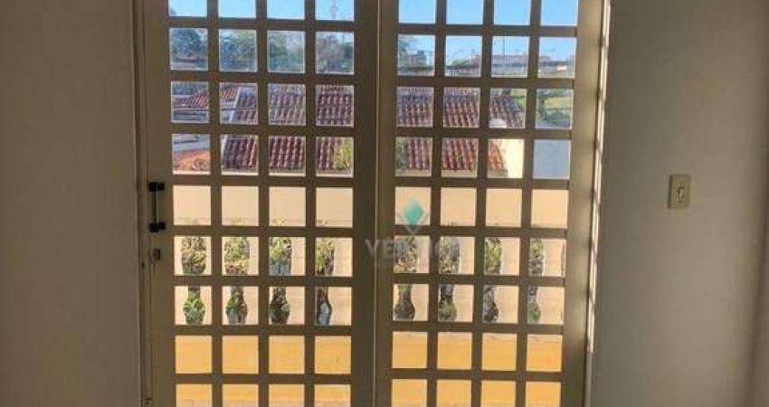 Ótimo apartamento Pq Industrial, 75m², 1º andar, escada - 1 vaga coberta, armários e 1 suíte.