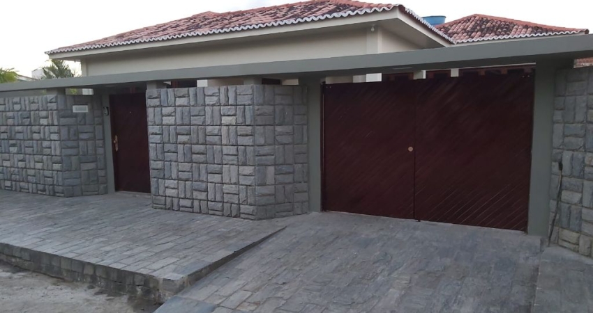 Linda casa com arquitetura moderna e bem conservada em bairro nobre de Limoeiro