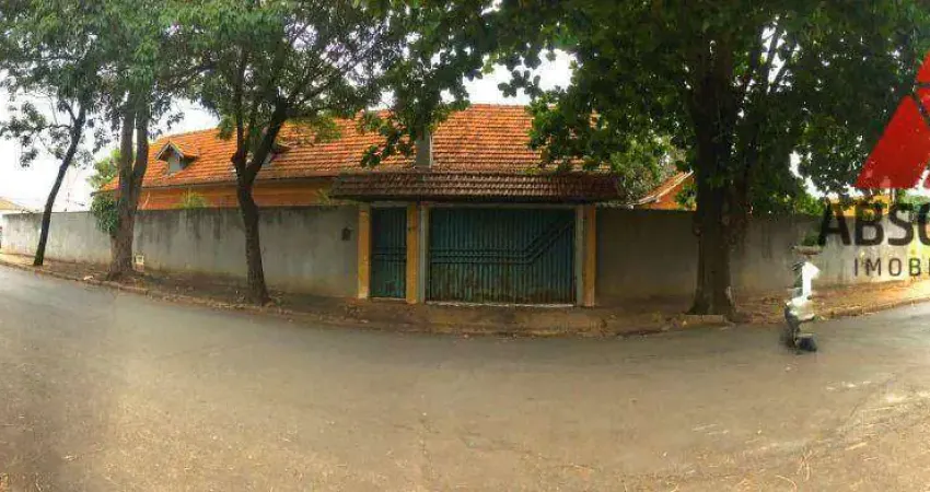CONSTRUÇÃO antiga, para demolir e aproveitar o terreno.