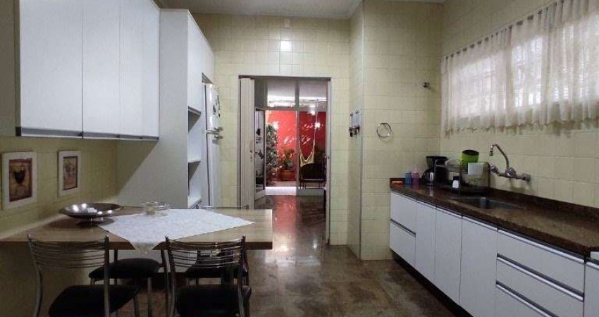 Casa com 03 dormitórios, 01 suíte