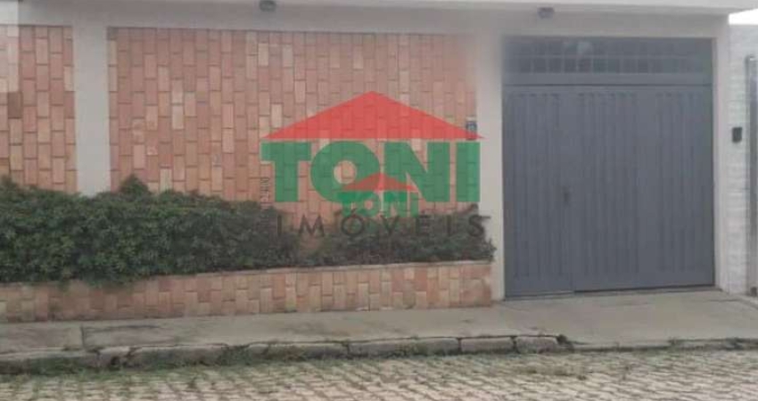 Casa à venda em Salto-SP, na Vila Nova: 2 quartos, 1 suíte, 2 salas, 1 banheiro, 4 vagas de garagem, 170m²!