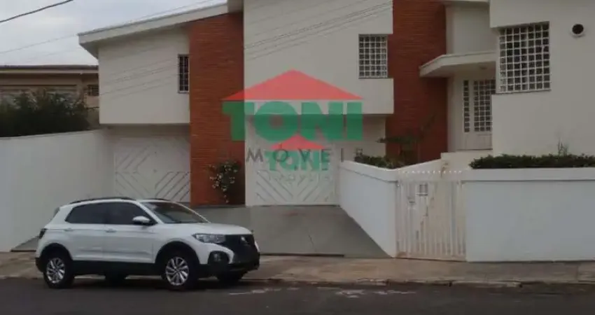 Imperdível: Casa à venda no Centro de Salto-SP, com 2 quartos, 1 suíte, 2 salas, 4 banheiros e 238m² de área!