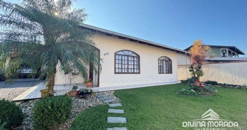 Casa plana averbada no bairro Iririú com 108m² - Aceita financiamento.