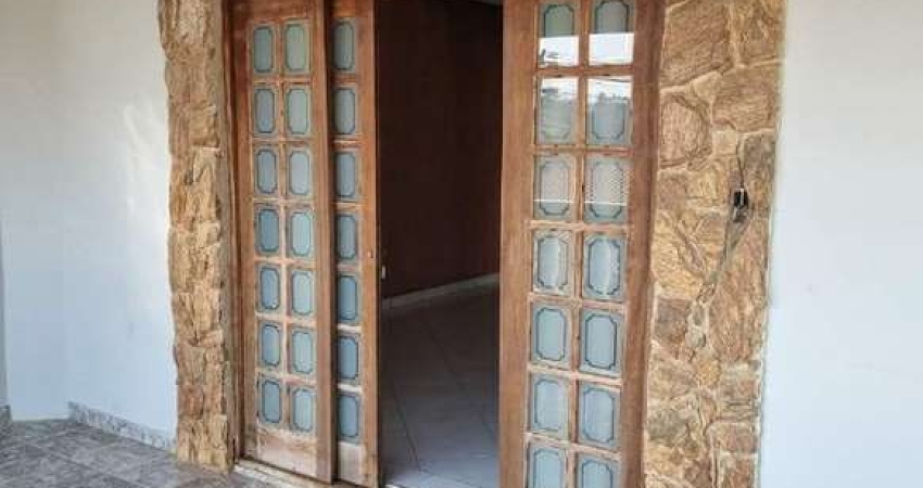 Casa ampla no Jardim Tulipas, com 4 vagas e 2 suites.
