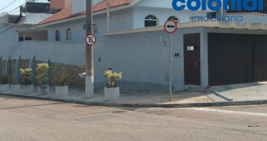 Casa com mais 2 casas no terreno à venda em Jundiaí-SP, no bairro Jardim do Lago! 2 quartos, 2 salas, 2 banheiros, 3 vagas de garagem, 338,00 m².