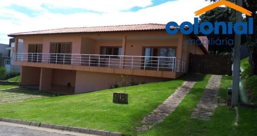 CASA COM 4 SUÍTES, SALA AMPLA COM 3 AMBIENTES, LAVABO, COZINHA PLANEJADA E VAGAS