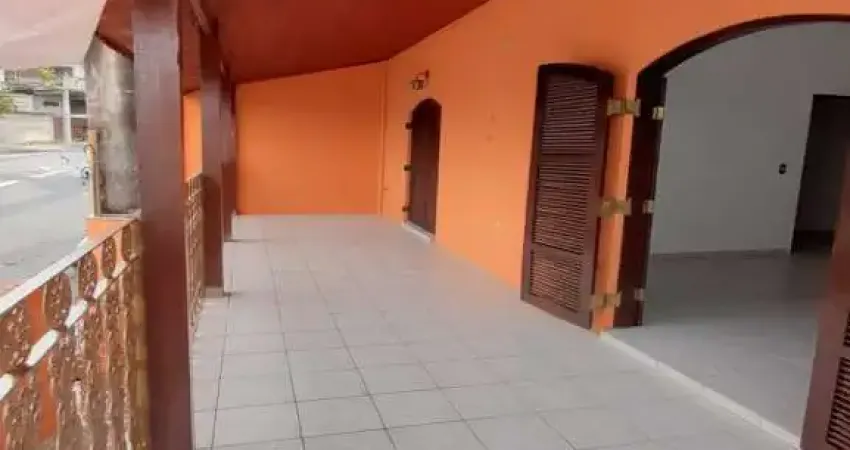 AMPLO SOBRADO COM 3 QUARTOS SENDO 1 SUÍTE, QUINTAL COM BARRACÃO